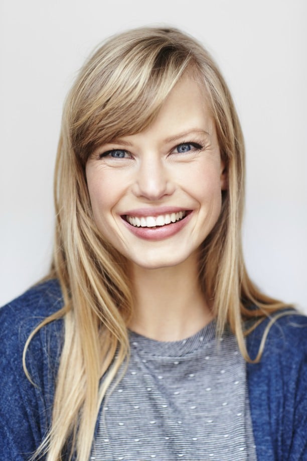 Breaking down the perfect LinkedIn photo - this girl is â€™squinchingâ€™ and has a toothy smile, but is not wearing professional clothing